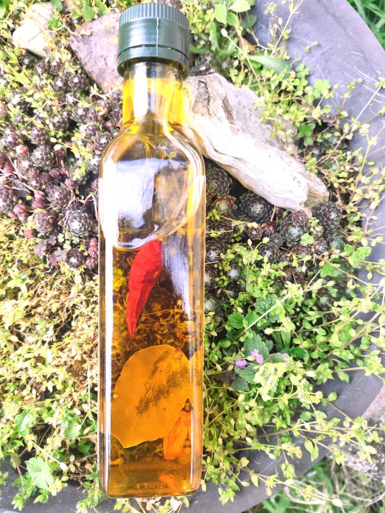 olio extra vergine d'oliva Agrimarconi aromatizzato con mix di aglio, alloro e peperoncino